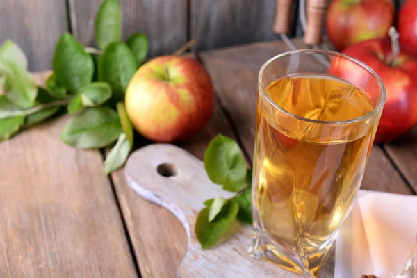 Copo de suco de maçã — Fotografia de Stock