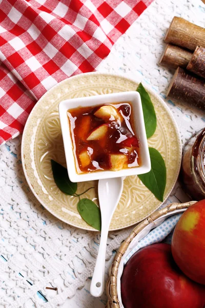 Apple jam and fresh red apples — Stock Photo, Image