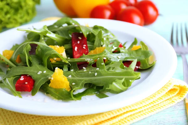 Ensalada sabrosa con hojas de rúcula — Foto de Stock