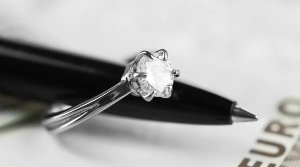 Wedding ring on pen — Stock Photo, Image