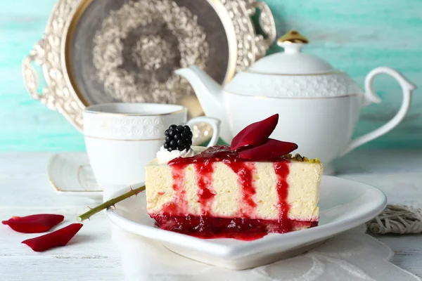 Cheesecake with berry sauce — Stock Photo, Image