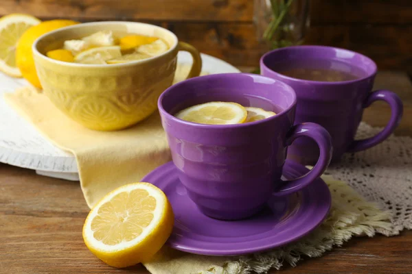 Succo di limone e limoni affettati — Foto Stock