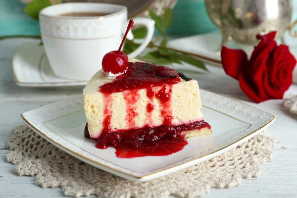 Lekker stukje cheesecake met berry saus — Stockfoto