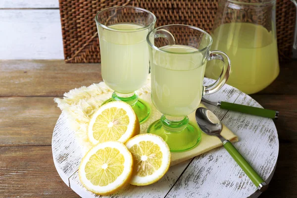 Natureza morta com suco de limão e limões fatiados — Fotografia de Stock