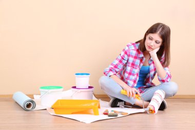 ekipman ile katta oturan kız