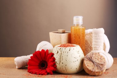 kaplıca tedavisi açık renk arka plan üzerinde ahşap masa üzerinde bileşimi