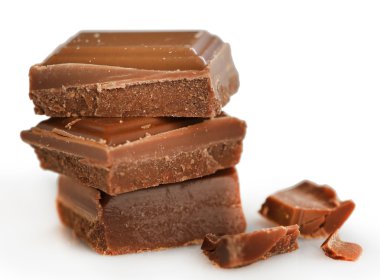 Tatlı çikolatanın üzerinde beyaz izole