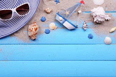 Tahta arka planda seyahat aksesuarları