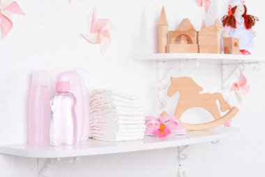 raflar yakın çekim üzerinde bebek aksesuarları