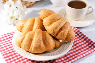 Plaka üzerinde lezzetli ay çöreği