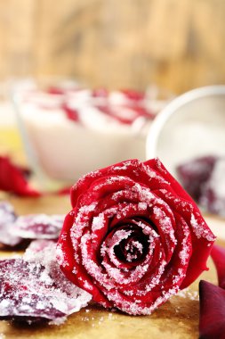 Gül çiçek yaprakları şekerlenmiş yapmak