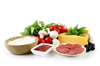 Beyaz üzerine izole edilmiş pizza pişirmek için gerekli malzemeler