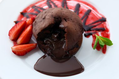 çilek beyaz tabakta, closeup ile Çikolatalı fondan