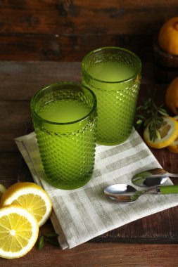 limon suyu ve ahşap zemin üzerine dilimlenmiş limon ile natürmort