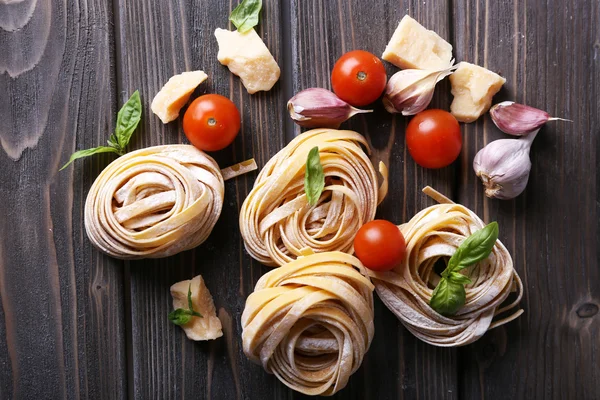 Pasta casera cruda con queso —  Fotos de Stock