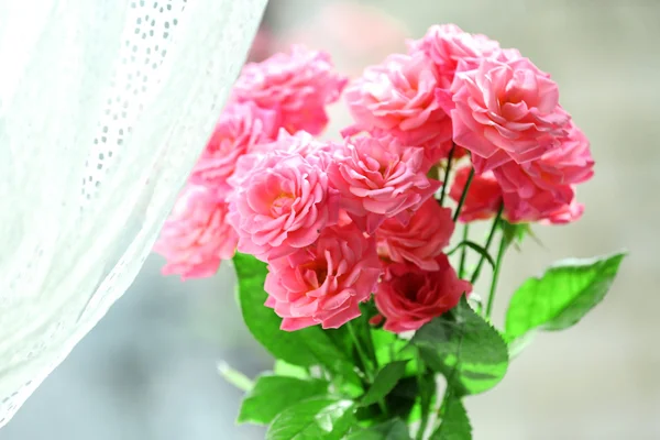 Bouquet of beautiful fresh roses on windowsill background — Stock Photo, Image