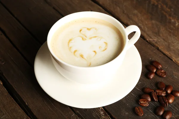 Xícara de café arte latte com grãos — Fotografia de Stock