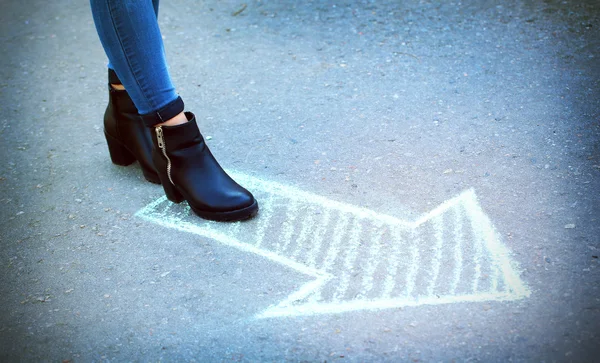 Pies femeninos sobre pavimento — Foto de Stock