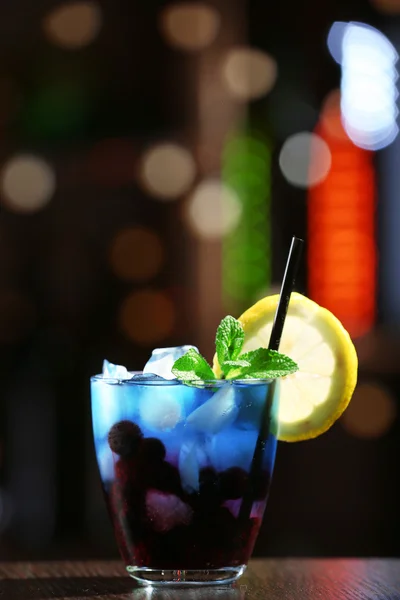 Склянка коктейлю в барі — стокове фото