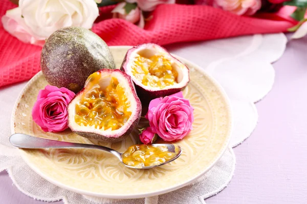 Passion fruit plaka üzerinde — Stok fotoğraf