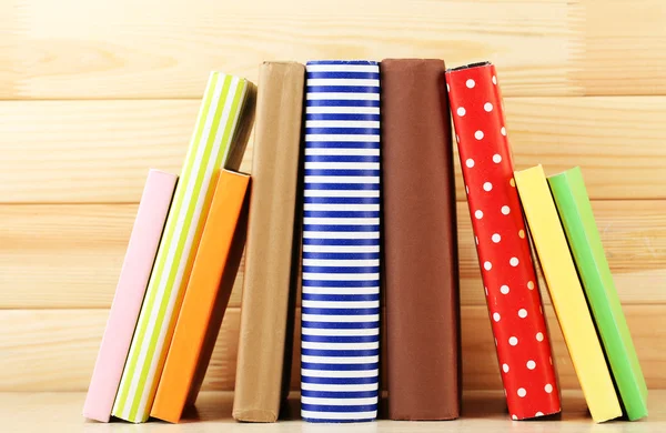 Books on shelf, close-up, on wooden background — Stock Photo, Image