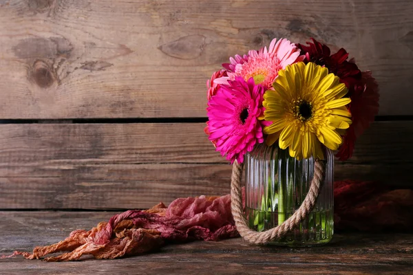 Ahşap arka plan üzerinde güzel parlak gerbera çiçekli natürmort — Stok fotoğraf