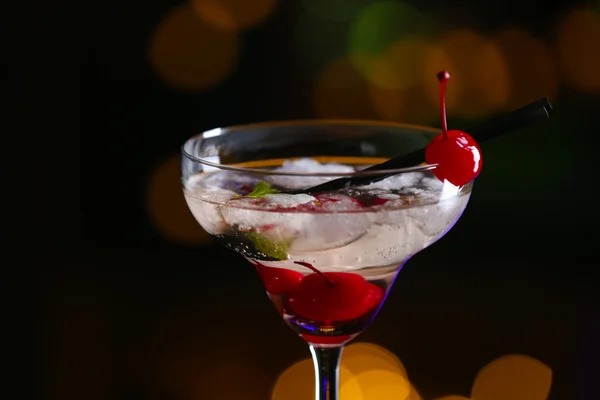 Verre de cocktails sur fond de bar — Photo