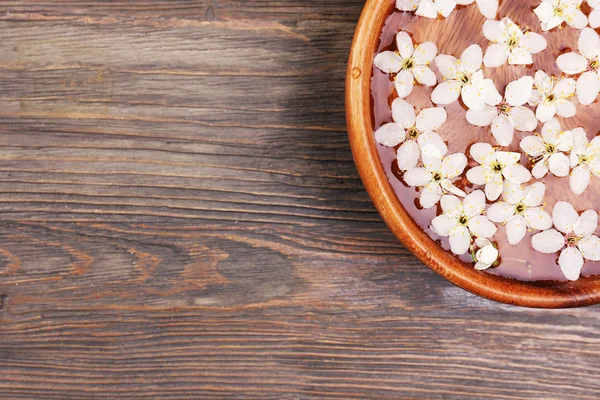 Spa Stilleben med kronblad och levande ljus på trä bakgrund — Stockfoto