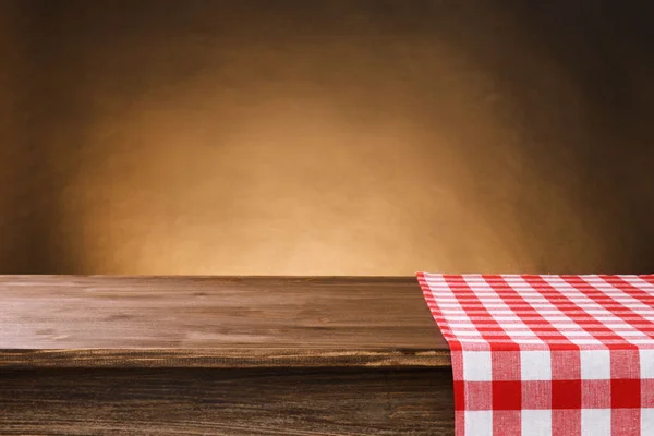 Mesa de madeira vazia com guardanapo e fundo marrom — Fotografia de Stock