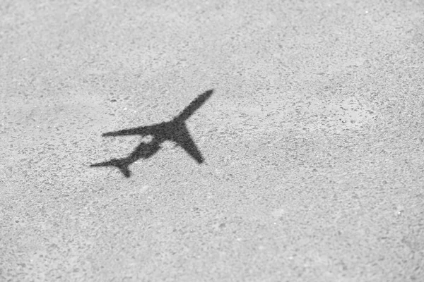 Σκιά του αεροπλάνο μοντέλο πέρα από το υπόβαθρο της ασφάλτου — Φωτογραφία Αρχείου