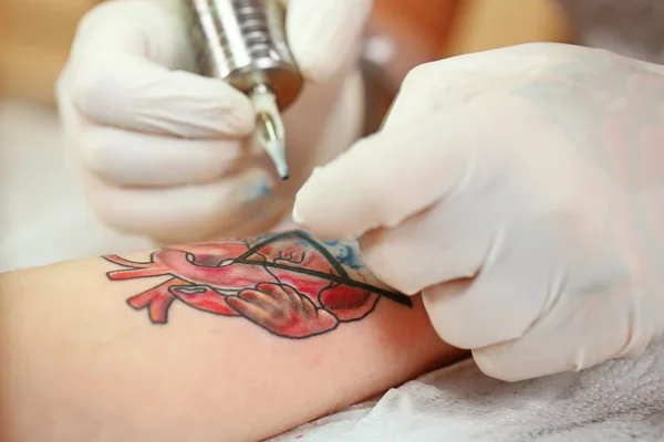 Tatuaje artista en el trabajo — Foto de Stock