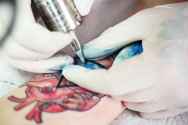 Tatuagem artista no trabalho — Fotografia de Stock