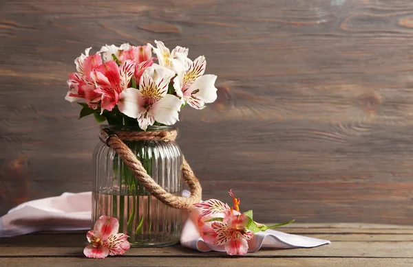 Bouquet af alstroemeria på træ baggrund - Stock-foto