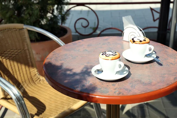 Tasses de cappuccino sur la table dans le café, à l'extérieur — Photo