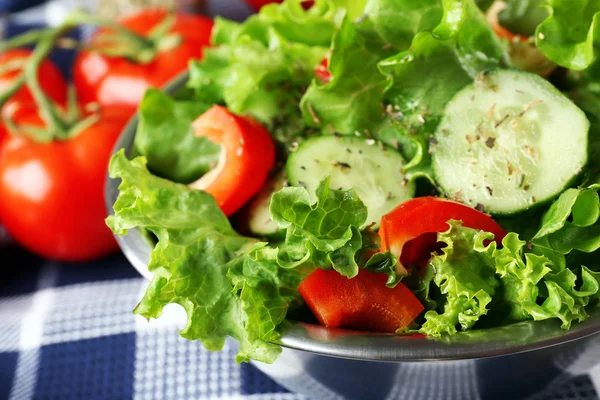 Verse plantaardige salade in kom op tafel close-up — Stockfoto