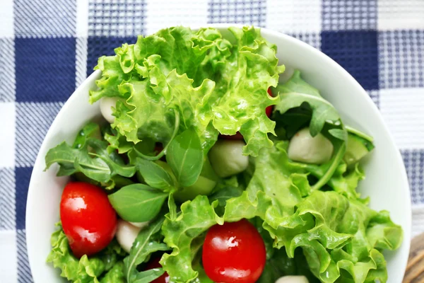 Masada kase taze sebze salatası yakın çekim — Stok fotoğraf