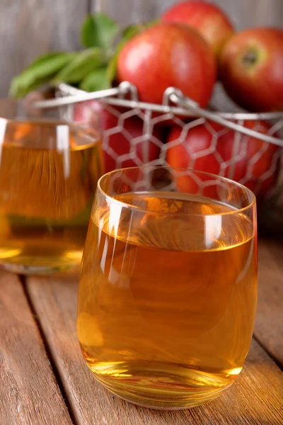 Glas äppeljuice på träbord, närbild — Stockfoto