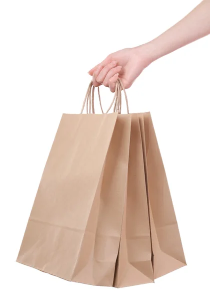 Ženská ruka drží papírové nákupní taškou izolovaných na bílém pozadí — Stock fotografie
