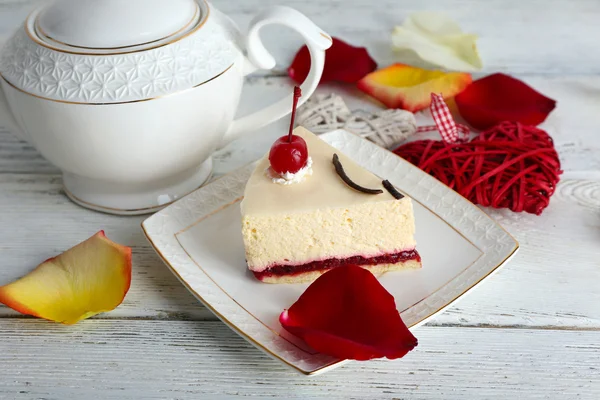 Lekker stukje cheesecake op plaat op tafel close-up — Stockfoto