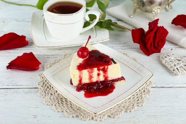 Lekker stukje cheesecake met berry saus op plaat op tafel close-up — Stockfoto