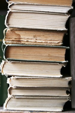 Kitaplık üzerinde kitap yığını