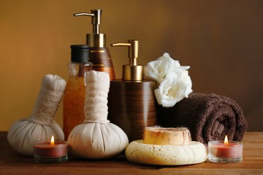 kaplıca tedavisi üzerinde koyu renk arka plan üzerinde ahşap masa bileşimi