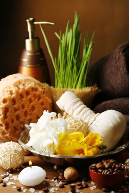 kaplıca tedavisi üzerinde koyu renk arka plan üzerinde ahşap masa bileşimi