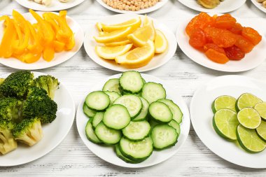 farklı ürünler üzerinde daireler ahşap masa, closeup üzerinde