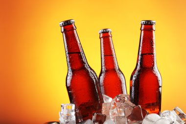 Cam şişe bira buz küpleri