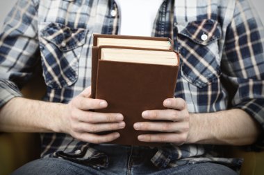 Genç adam kitap okuyor.