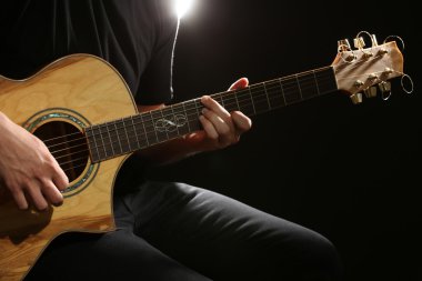 Akustik gitar o oynayan genç adam