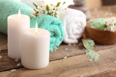 Bahar çiçekleri ile güzel spa kompozisyon