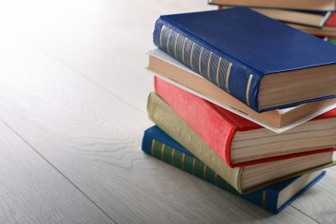 Ahşap zemin üzerine kitap yığını
