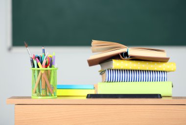 İleti örneği ile ahşap masa